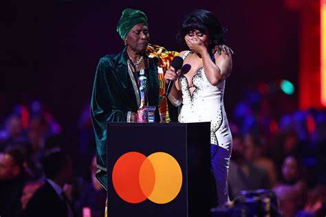 Raye: Singer-songwriter makes history winning six Brit Awards